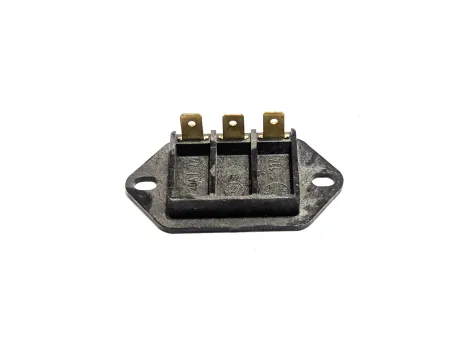 GNIAZDO PRZYŁĄCZENIOWE REFLEKTORA MF3 MASSEY FERGUSON 1673004M91 